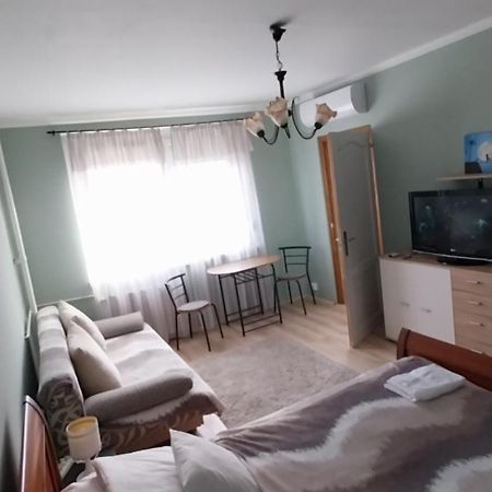 Panel Hause Kazincbarcika Apartment Екстериор снимка
